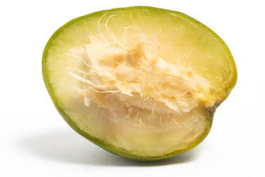 Yarısı kesilmiş organik ambarella. Lezzetli meyve kenarı manzarası. Beyaz arka planda izole edilmiş.