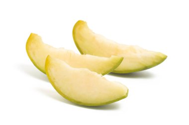 Üç dilimlenmiş organik ambarella. Lezzetli meyve tarafı. Beyaz arka planda izole edilmiş.