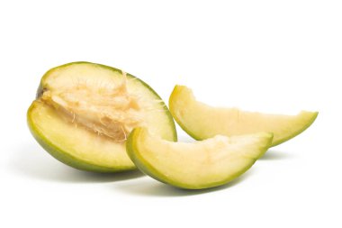 Yarısı kesilmiş taze organik ambarella. Lezzetli meyve tarafı manzarası. Beyaz arka plan kırpma yolunda izole edilmiş.