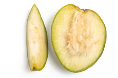 Yarısı kesilmiş taze organik ambarella lezzetli meyve üst görünümü beyaz arka plan kırpma yolu izole