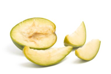 Yarısı kesilmiş taze organik ambarella. Lezzetli meyve tarafı manzarası. Beyaz arka plan kırpma yolunda izole edilmiş.