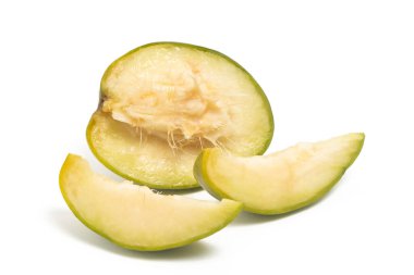 Yarısı kesilmiş taze organik ambarella. Lezzetli meyve tarafı manzarası. Beyaz arka plan kırpma yolunda izole edilmiş.