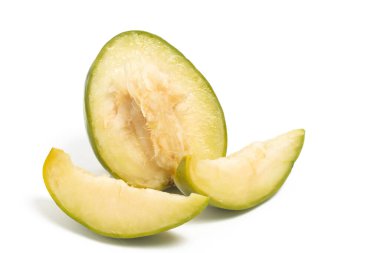 Yarısı kesilmiş taze organik ambarella. Lezzetli meyve tarafı manzarası. Beyaz arka plan kırpma yolunda izole edilmiş.