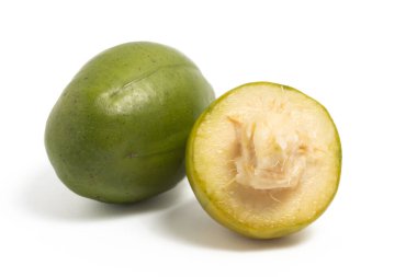 Yarısı kesilmiş ve taze organik ambarella. Lezzetli meyve tarafı manzarası beyaz arka plan kırpma yolunda izole edilmiş.