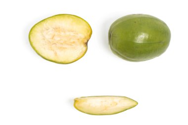 Yarısı kesilmiş ve taze organik ambarella. Lezzetli meyve manzaralı fotoğraf konsepti. Beyaz arka plan kırpma yolunda izole edilmiş.