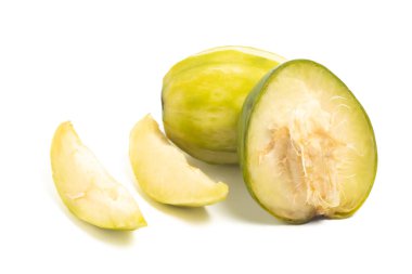 Yarısı kesilmiş ve soyulmuş taze organik ambarella lezzetli meyve tarafı manzarası beyaz arka planda izole edilmiş kırpma yolu.