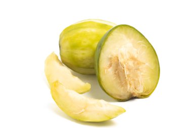 Yarısı kesilmiş ve soyulmuş taze organik ambarella lezzetli meyve tarafı manzarası beyaz arka planda izole edilmiş kırpma yolu.