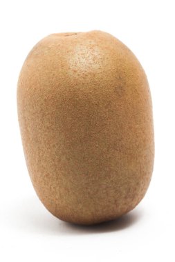 Taze organik altın kivi, beyaz arka planda izole edilmiş lezzetli meyveler.