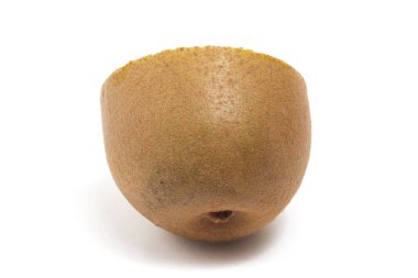 Yarısı kesilmiş organik altın kivi. Lezzetli meyve tarafı manzarası. Beyaz arka planda izole edilmiş.