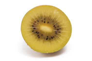 Yarısı kesilmiş organik altın kivi. Lezzetli meyve tarafı manzarası. Beyaz arka planda izole edilmiş.