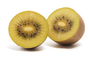 Yarısı kesilmiş organik altın kivi. Lezzetli meyve tarafı manzarası. Beyaz arka planda izole edilmiş.