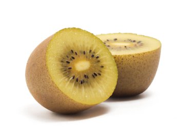 Yarısı kesilmiş organik altın kivi. Lezzetli meyve tarafı manzarası. Beyaz arka planda izole edilmiş.