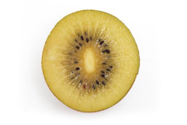 Yarısı kesilmiş organik altın kivi lezzetli meyve üst görünümü beyaz arka plan kırpma yolu izole