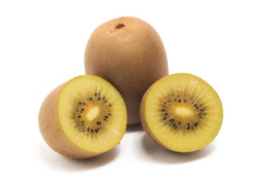 Yarısı kesilmiş ve taze organik altın kivi lezzetli meyve tarafı manzarası beyaz arka plan kırpma yolunda izole edilmiş.