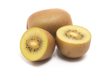 Yarısı kesilmiş ve taze organik altın kivi lezzetli meyve tarafı manzarası beyaz arka plan kırpma yolunda izole edilmiş.