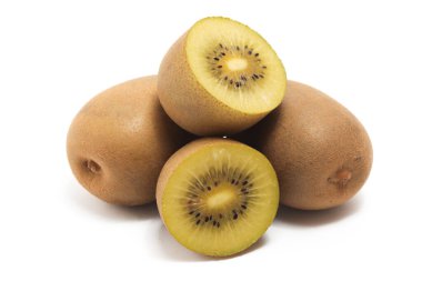 Yarısı kesilmiş ve iki taze organik altın kivi lezzetli meyve tarafı manzarası beyaz arka plan kırpma yolunda izole edilmiş.