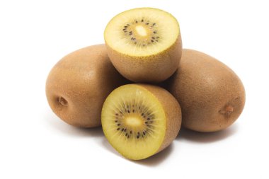 Yarısı kesilmiş ve iki taze organik altın kivi lezzetli meyve tarafı manzarası beyaz arka plan kırpma yolunda izole edilmiş.