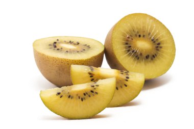 Yarısı kesilmiş taze organik altın kivi. Beyaz arka planda izole edilmiş lezzetli meyveler.