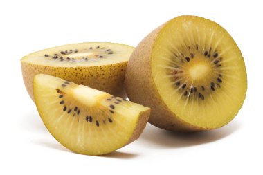 Yarısı kesilmiş taze organik altın kivi. Beyaz arka planda izole edilmiş lezzetli meyveler.