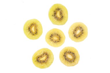 Dilimlenmiş taze organik altın kivi lezzetli meyve üst görünümü beyaz arka plan kırpma yolu izole