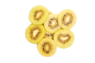 Dilimlenmiş taze organik altın kivi grubu beyaz arka planda izole edilmiş lezzetli meyveler.