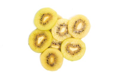 Dilimlenmiş taze organik altın kivi grubu beyaz arka planda izole edilmiş lezzetli meyveler.