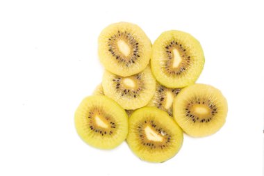 Dilimlenmiş taze organik altın kivi grubu beyaz arka planda izole edilmiş lezzetli meyveler.