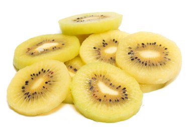 Dilimlenmiş taze organik altın kivi grubu beyaz arka planda izole edilmiş lezzetli meyveler.