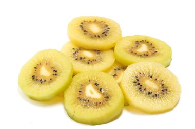 Dilimlenmiş taze organik altın kivi grubu beyaz arka planda izole edilmiş lezzetli meyveler.