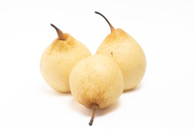 Üç taze organik sarı armut lezzetli meyve yan görünümü beyaz arka plan kırpma yolu izole