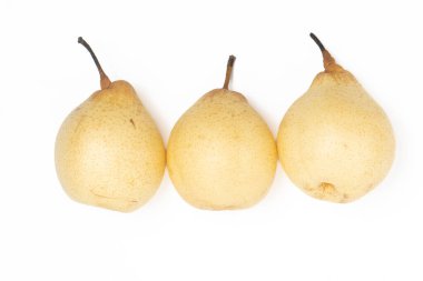 Üç taze organik sarı armut lezzetli meyve üst görünümü beyaz arka plan kırpma yolu izole