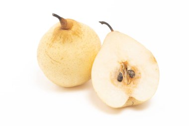 Yarısı kesilmiş ve tamamen taze organik sarı armut lezzetli meyveler beyaz arka plan kırpma yolunda izole edilmiş.