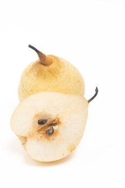 Yarısı kesilmiş ve tamamen taze organik sarı armut lezzetli meyveler beyaz arka plan kırpma yolunda izole edilmiş.