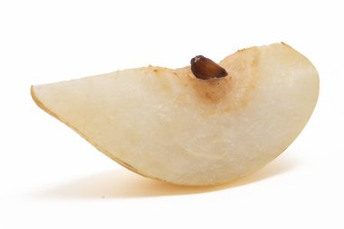 Dilimlenmiş taze organik sarı armut, beyaz arka plan kırpma yolunda izole edilmiş lezzetli meyve.