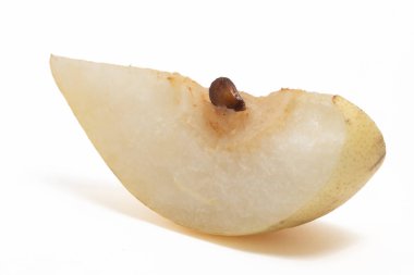 Dilimlenmiş taze organik sarı armut, beyaz arka plan kırpma yolunda izole edilmiş lezzetli meyve.