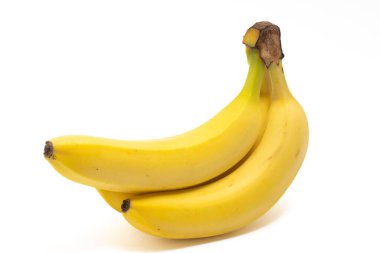 Beyaz arka planda izole edilmiş üç taze organik muz.