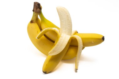 Yarısı soyulmuş ve bir demet taze organik muz beyaz arka planda izole edilmiş lezzetli meyve kesme yolu.