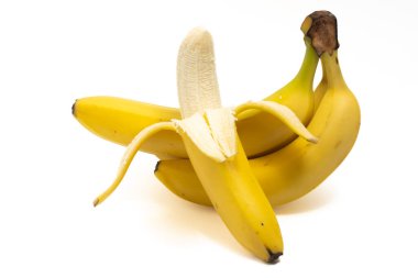 Yarısı soyulmuş ve bir demet taze organik muz beyaz arka planda izole edilmiş lezzetli meyve kesme yolu.