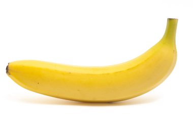 Taze organik muzlar. Lezzetli meyve kenarı manzarası. Beyaz arka plan kırpma yolunda izole edilmiş.