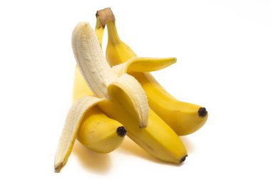 Yarısı soyulmuş ve bir demet taze organik muz beyaz arka planda izole edilmiş lezzetli meyve kesme yolu.