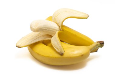 Yarısı soyulmuş ve bir demet taze organik muz beyaz arka planda izole edilmiş lezzetli meyve kesme yolu.