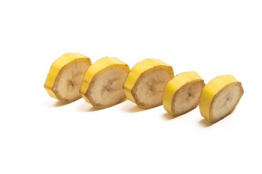 Dilimlenmiş taze organik muzlar. Lezzetli meyve kenarı manzarası. Beyaz arka planda izole edilmiş.