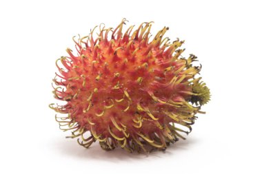 Taze organik rambutan, beyaz arka planda izole edilmiş lezzetli meyveler.