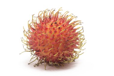 Taze organik rambutan, beyaz arka planda izole edilmiş lezzetli meyveler.