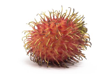 Taze organik rambutan, beyaz arka planda izole edilmiş lezzetli meyveler.
