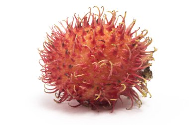 Taze organik rambutan, beyaz arka planda izole edilmiş lezzetli meyveler.