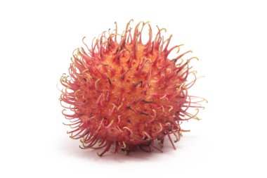Taze organik rambutan, beyaz arka planda izole edilmiş lezzetli meyveler.