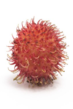Taze organik rambutan, beyaz arka planda izole edilmiş lezzetli meyveler.