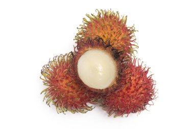 Yarısı kesilmiş ve üç taze organik rambutan meyvesi beyaz arka plan kırpma yolunda izole edilmiş.
