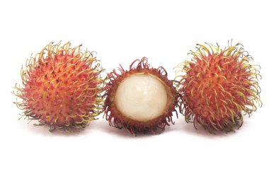 Yarısı kesilmiş ve taze organik rambutan lezzetli meyveler beyaz arka plan kırpma yolunda izole edilmiş.